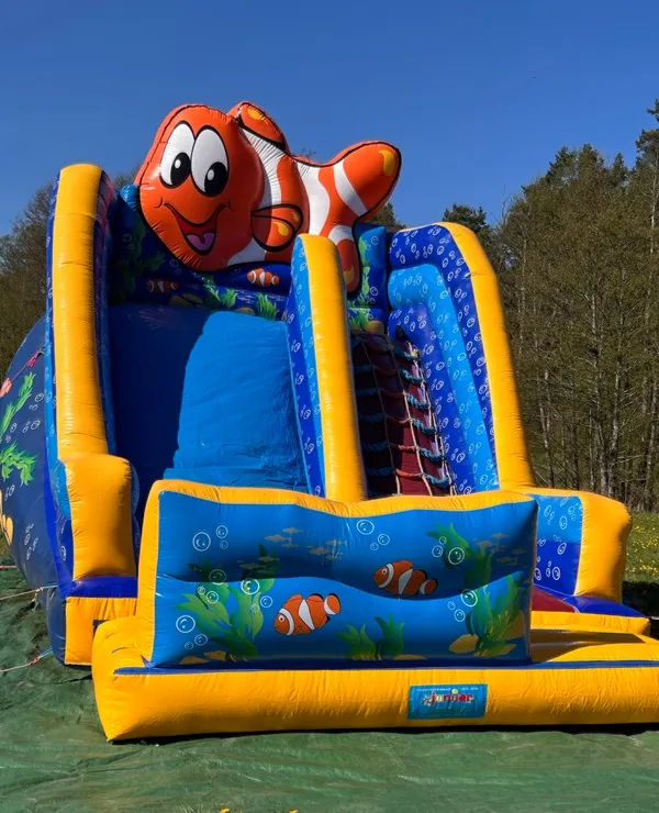 Dmuchana zjeżdżalnia z motywem Nemo