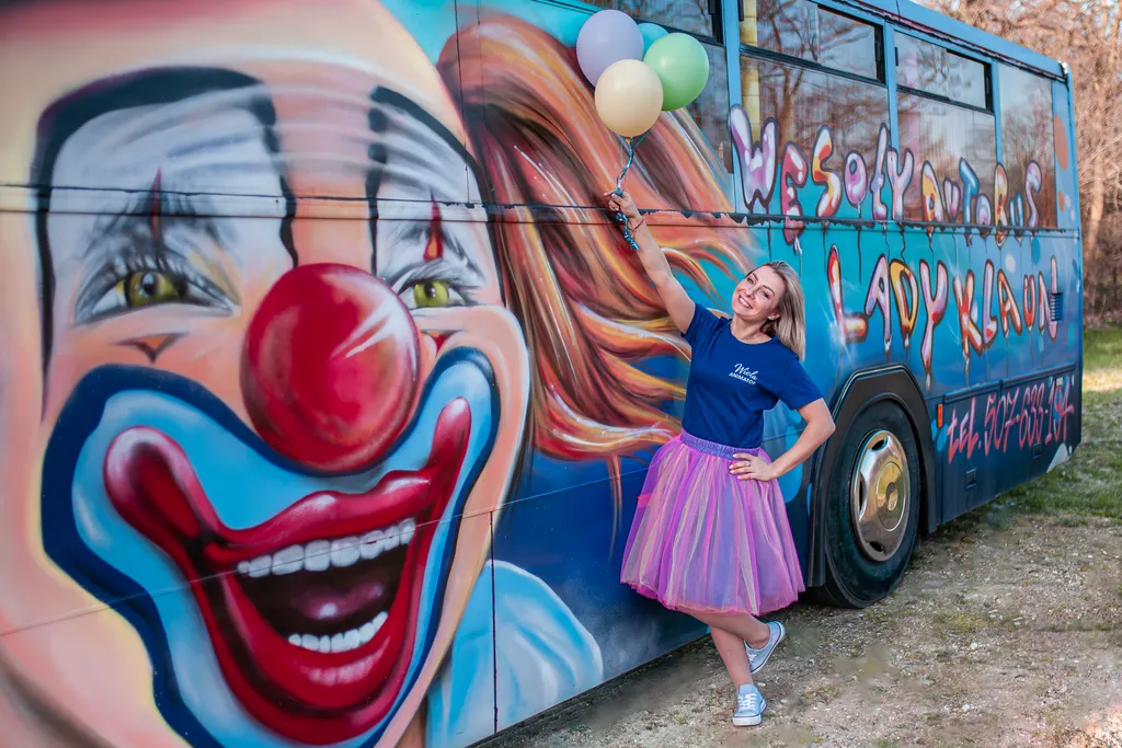 Lady Klaun przy Wesołym Autobusie z balonami