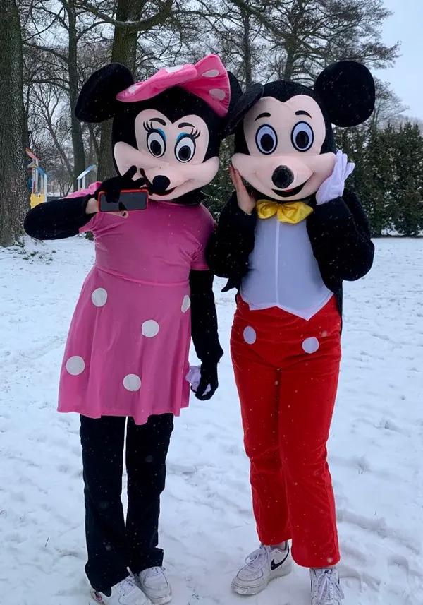 Maskotki Myszki Miki i Minnie na zimowej imprezie