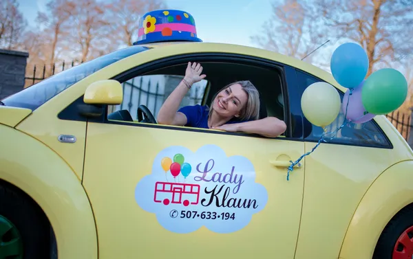 Wiola macha z brandowanego żółtego samochodu Lady Klaun