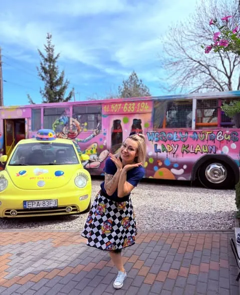 Wiola przed Wesołym Autobusem i samochodem Lady Klaun